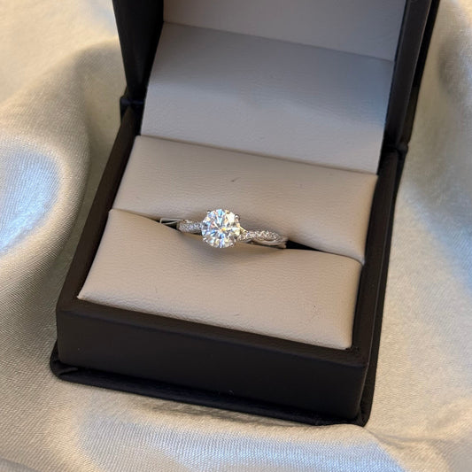 Anillo de compromiso “Mía” Moissanita