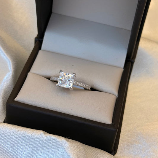 Anillo de compromiso moissanita “Regina”